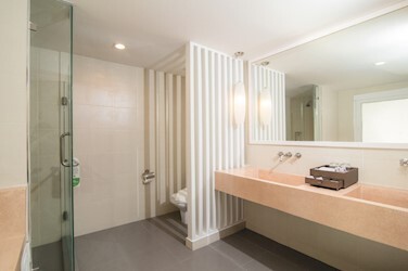 Deluxe 2 Bedroom Family Suite