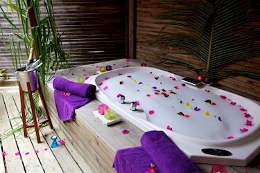Sangu Jacuzzi Beach Villa