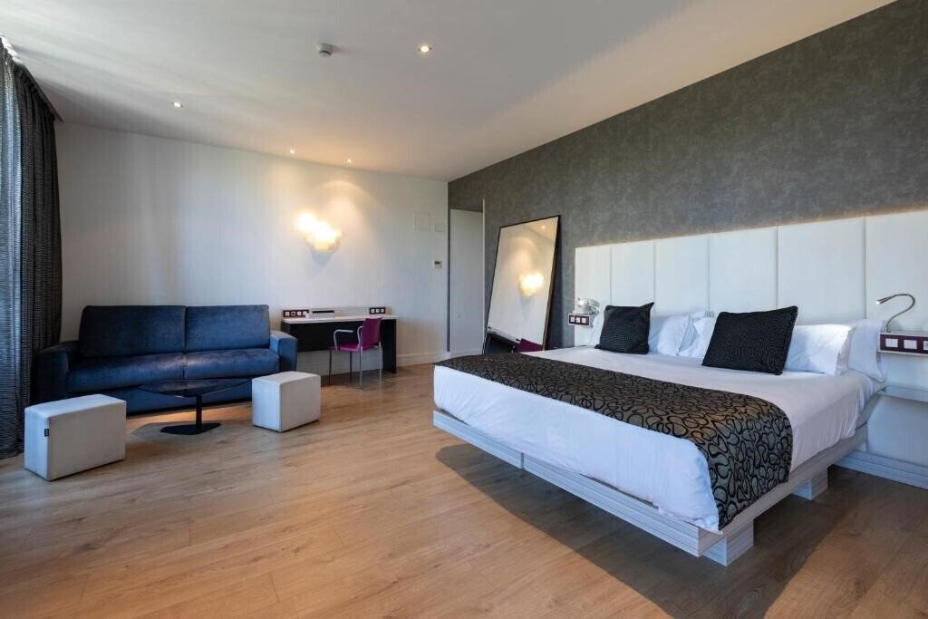 Картинка Petit Palace Santa Barbara 4*