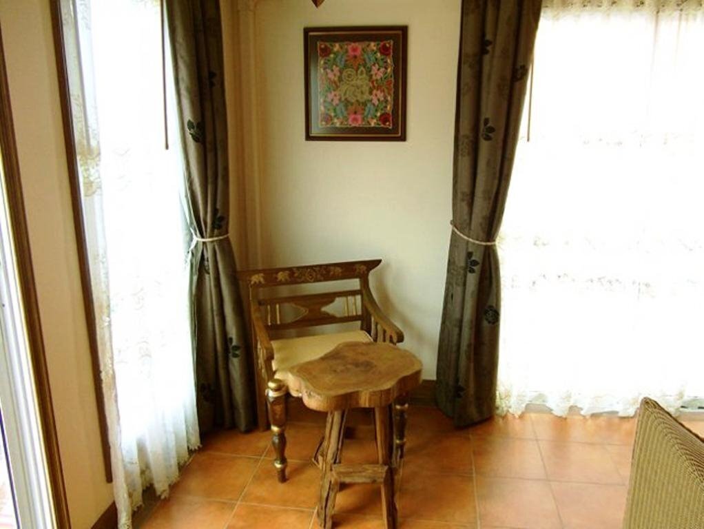 The Red Balcony Inn 2* суреті